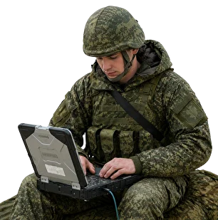 Оператор анализирует данные разведывательного БПЛА